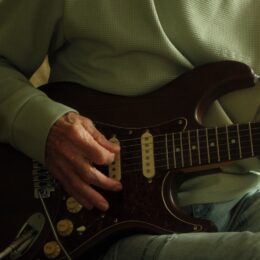 Andu-Zwanenburg_The-Strings-of-Home_Sander